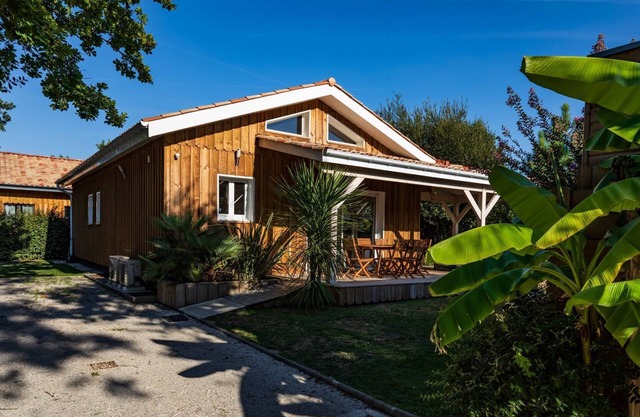 NEW WOOD HOUSE FOR 8/10 PERSONS WITH COMMUNAL POOL