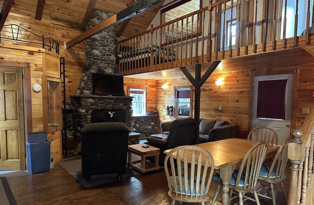 Newark Bunkhouse, Rustic cabin getaway. Close to Island Pond and Burke Mountain.