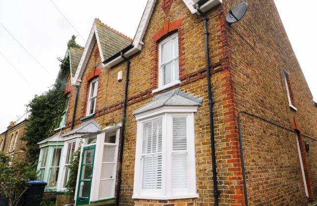 NEWDEN COTTAGE, pet friendly, character holiday cottage in Whitstable