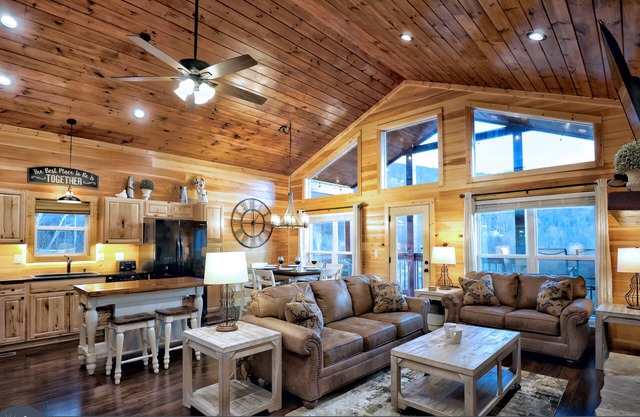 Newer Construction! 2 Bedroom Luxury Cabin- 1 Mile from Downtown