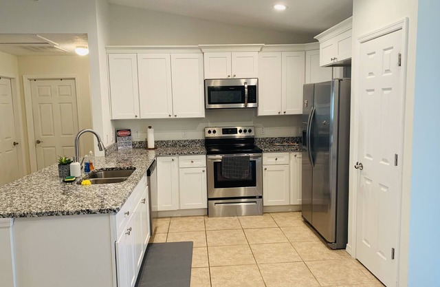 Newer & Cozy close to Rainbow River home with 3bd 2ba & private parking.