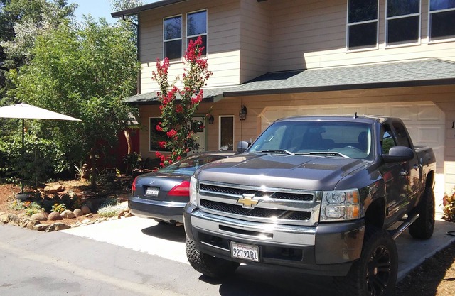 Newer cozy two story vacation home one mile from beautiful Lake Shasta