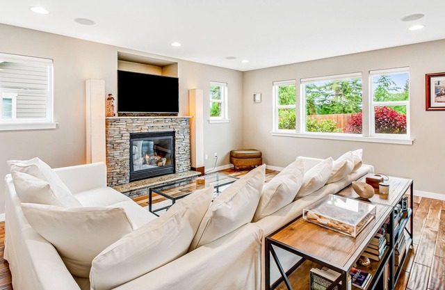 Newer home with large yard, gas fireplace & central AC - walk to the beach