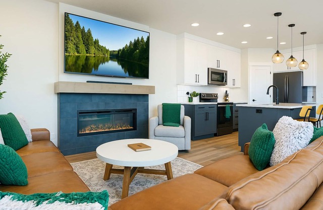 NewLuxury Home/HotTub/6Bed/PrivatePatio/Fireplace
