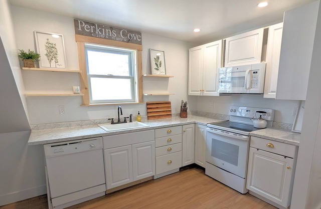 Newly built 2 bedroom apartment above garage- 5 minute walk to Perkins Cove