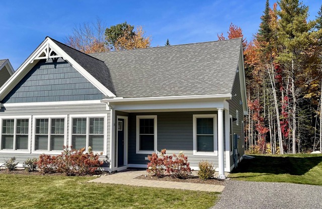 Newly built cottage with gas fireplace, patio, pool & gym - near Kennebunkport