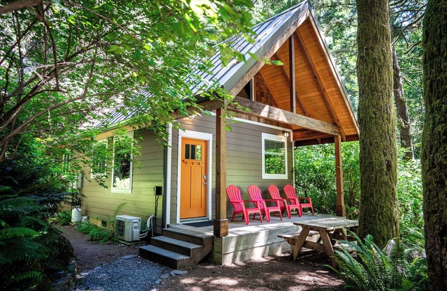Newly built deluxe cabins, in a private redwood setting near the Smith River