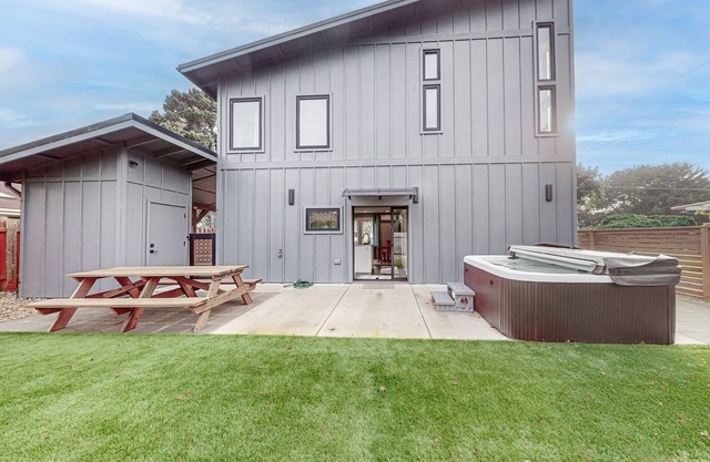 Newly built home with hot tub & great backyard - walk to the river, Old Town
