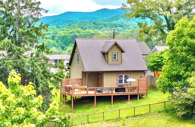 Newly built Luxury 3 bedroom Mountain Chalet in town - Hot tub and pet friendly!