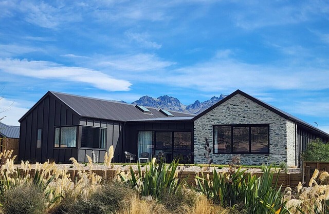Newly built, mountain view and 5 minute drive to Remarkables ski field
