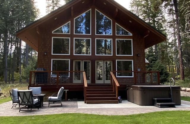 Newly built Riverfront cabin with a hot tub and fireplace, sleeps 6 guests.