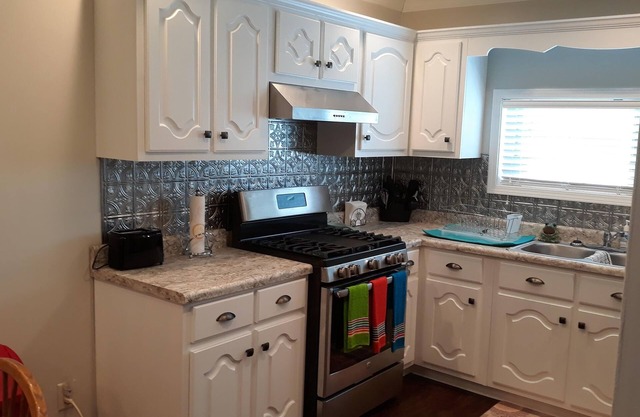 Newly built upstairs Garage Apartment 900 sq.ft. sleeps 8; washer/dryer.