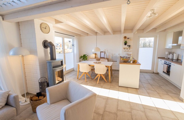 Newly built vacation home with many highlights (sauna, fireplace and first lake location)