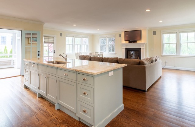 Newly constructed (9 years) beach home only steps from Jenness Beach