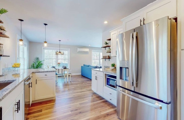 Newly Constructed Two-BR Retreat Near Portland