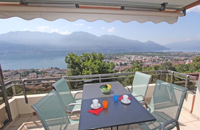 Newly furnished apartment in a small residence on a sunny slope above Locarno