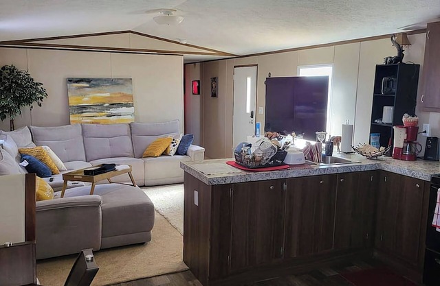 Newly furnished spacious home out in the stix w peace n quiet