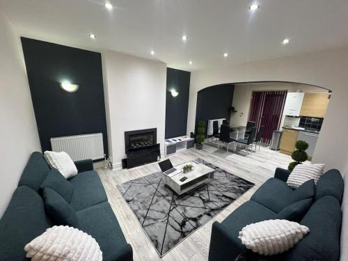 Newly Refurbed 5 Bed House for Contractors, Families & Relocation- Cosely Wolverhampton
