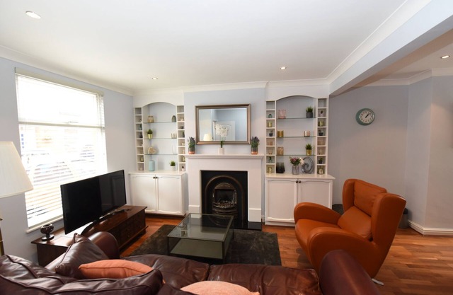 Newly Refurbished 3 Bed House - Netflix, Wi-Fi & Close To Shops & Restaurants
