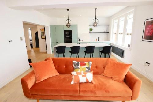 Newly Refurbished w/River Views