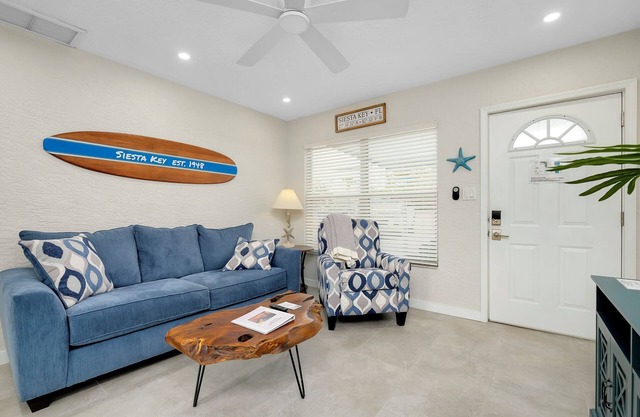 Newly Remodeled-150 Yards to Beach and Restaurants!