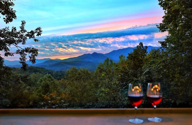 Newly Remodeled! 2 Bedroom Suite Luxury Cabin- Gorgeous Mt Views