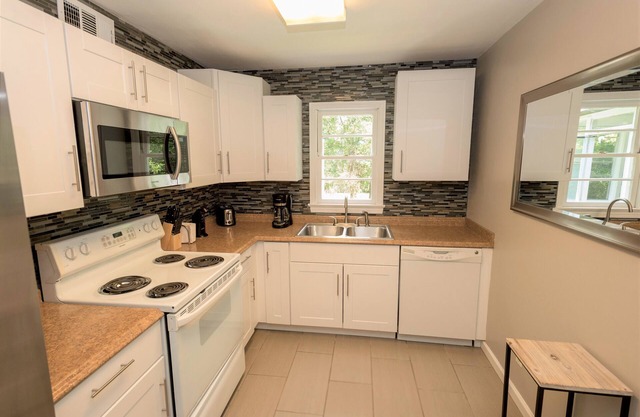 Newly Remodeled 3 Bedroom 1 bath 5 miles from UA Great monthly rates!