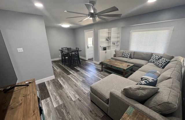 Newly remodeled 3br/1ba home~SW Topeka location~Sleeps 6