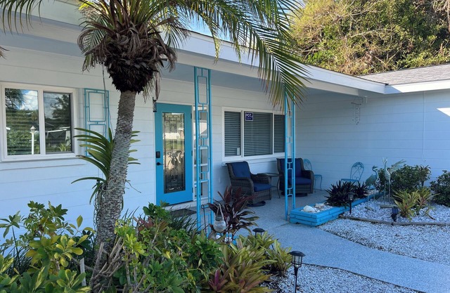 Newly Remodeled Beach Home, only1 mile to Nokomis Beach!