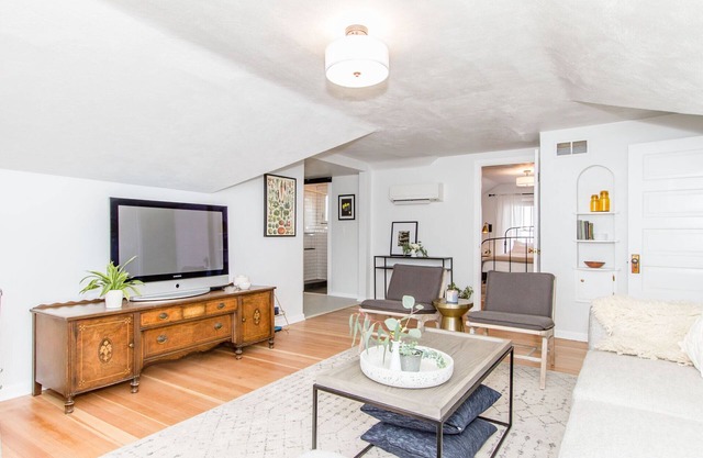 Newly Remodeled Bungalow One Bedroom One Bath