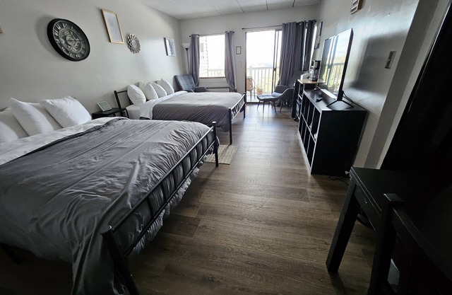 Newly Remodeled Cedar Lodge Room w/Lake Views!