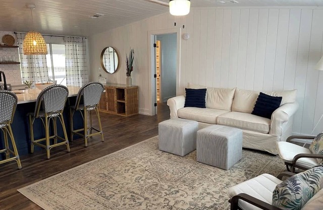 Newly Remodeled Close to Fishing and Restaurants