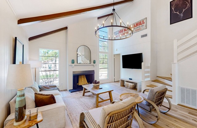 Newly-remodeled & fresh dog-friendly hideaway with treetop views & firepit