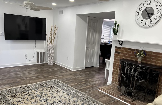 Newly remodeled house. 3 minutes to shopping center. Pets friendly.