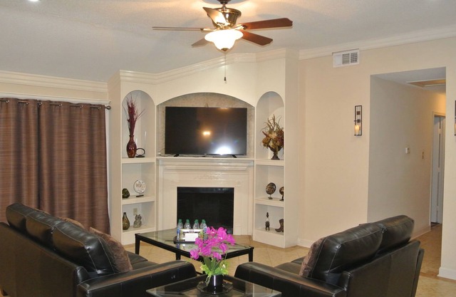 Newly Remodeled Luxurious N Spacious Home. 4BR+2BA/2Kings+3Queens/ Clean+Comfy!!
