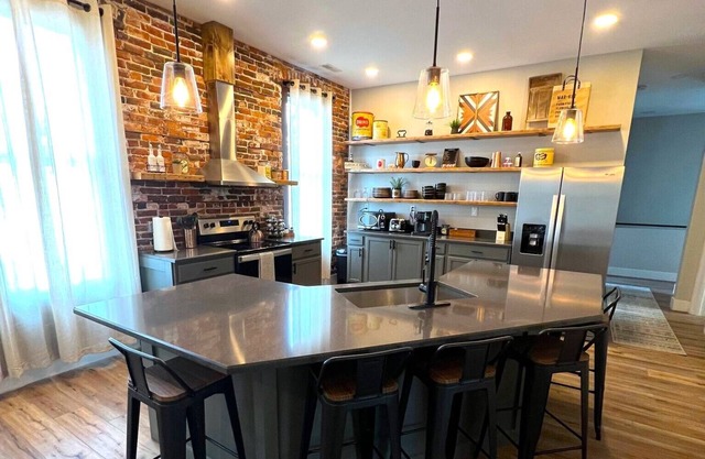 NEWLY REMODELED-Modern 3bd/2bth Apt in downtown Sandusky