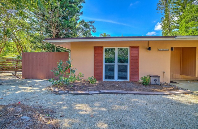Newly remodeled Parrot Nest Toucan Cottage! Walk to beach, shops, restaurants!