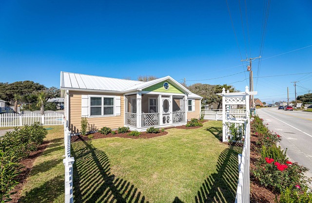 Newly Remodeled Charming Beach Cottage with Private Pool in Historic Salter Path