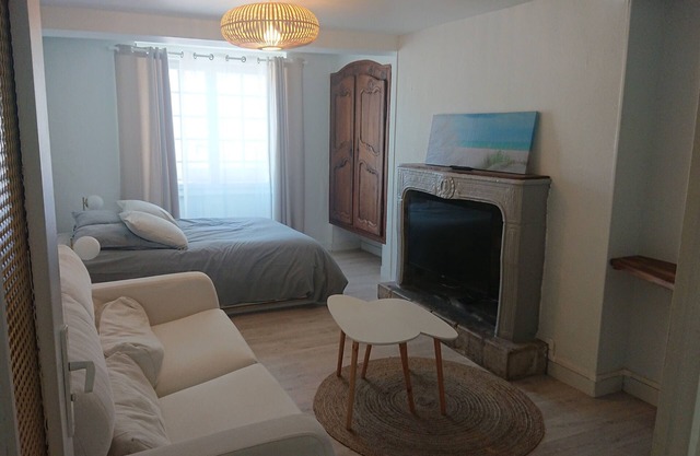 Newly renovated studio in the heart of town, separate kitchen