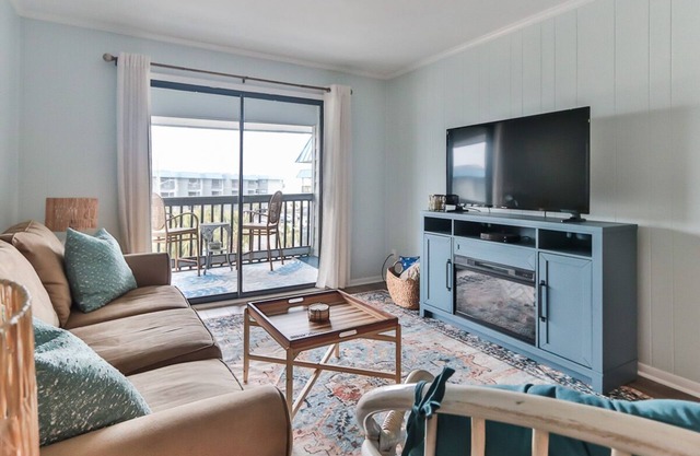 Newly Renovated Peaceful Oasis-Walk to the Beach!