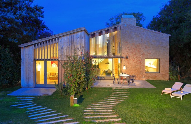 Newly renovated 100 m2 holiday villa with private garden, stream 20 min to the beach