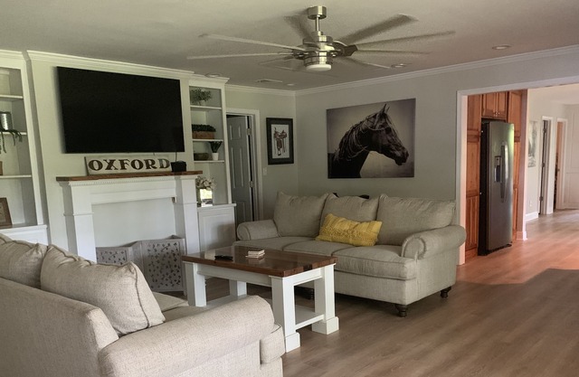 Newly renovated!!12 minutes from the square and stadiums!