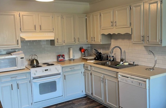 Newly Renovated 2 Bed Condo mins from Downtown!