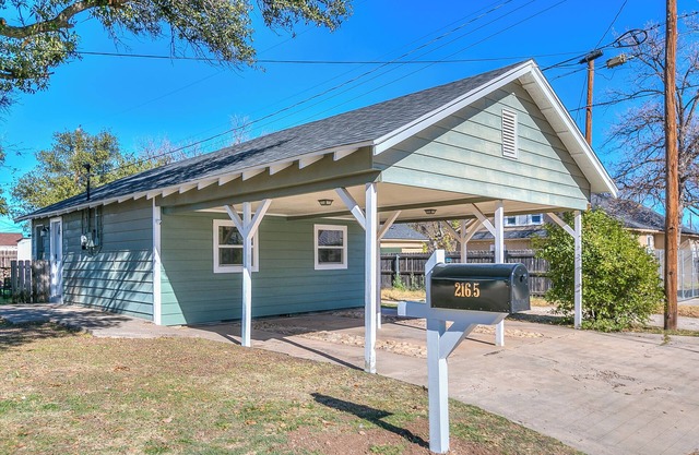 Newly renovated 2-bedroom, 1-bath guesthouse in the heart of San Angelo!