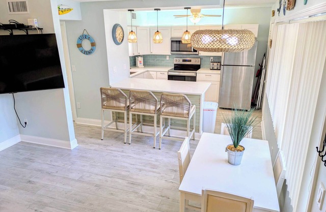 Newly Renovated! 2 Bed Family Friendly Condo w/Beach Access & Prime Location!