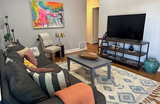 Newly renovated 2-bedroom house in Austin! Minutes from DT, SOCO & the airport!