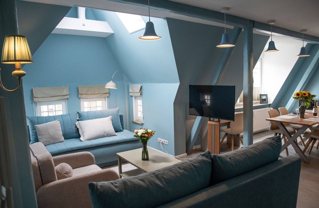 Newly renovated: 2-room apartment in villa district - close to the train station