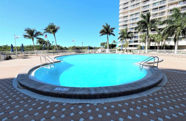 Newly renovated 2 Bedroom South Seas Tower 3 Crescent Beach