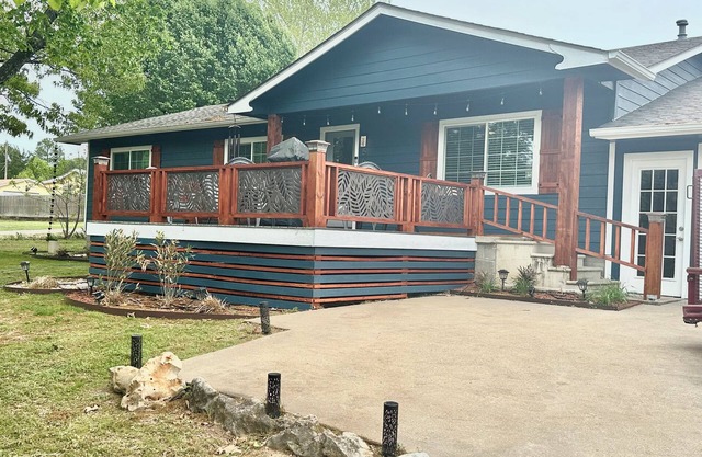 Newly renovated 3-bedroom “Deja Blue” Lakehouse near Catfish Bay in Kingston