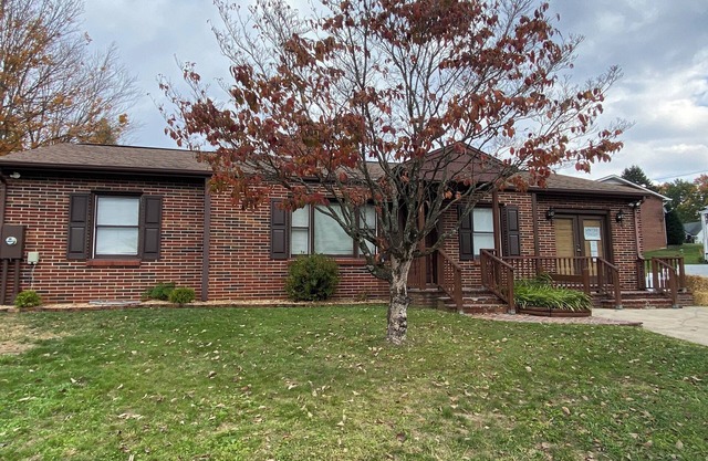 Newly renovated 3 beds, 2 baths in Marion. Great space for the whole family!